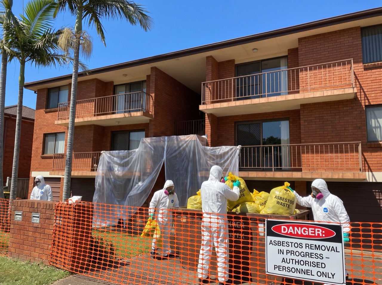 An older Gold Coast walk-up unit block with removal work underway